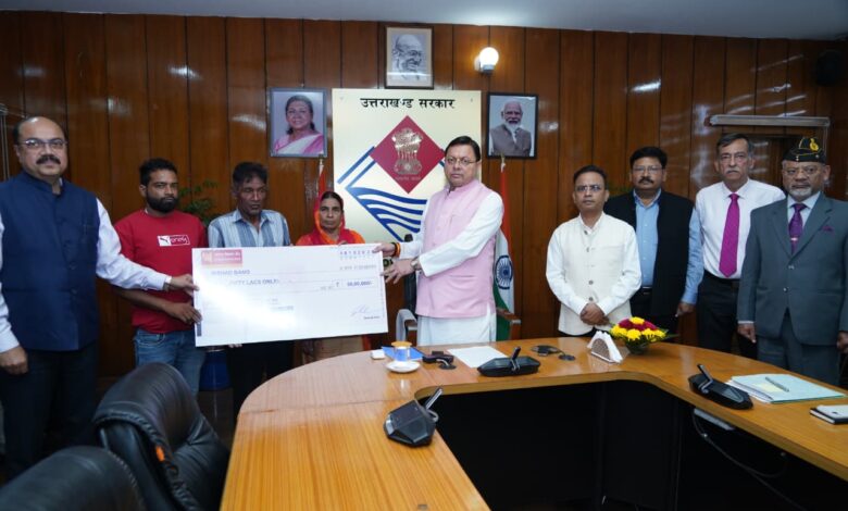 सीएम ने तीन मृतक कार्मिकों के परिजनों को 50-50 लाख की सहायता राशि के चेक प्रदान किये