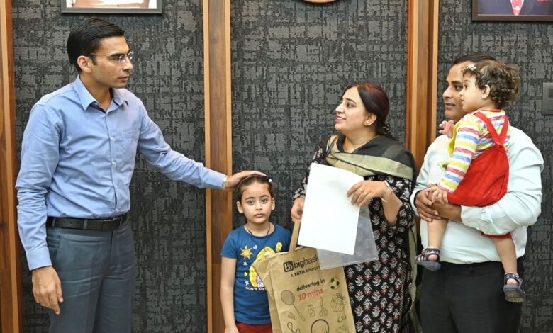 डीएम के हस्तक्षेप के बाद स्कूल प्रबन्धन ने शिक्षिका का लम्बित वेतन, सुरक्षा राशि जारी की, शिक्षिका ने डीएम का जताया आभार  