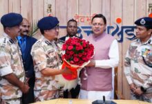 मुख्यमंत्री आवास में जुटे विधायक, मंत्री और नौकरशाह, दी बधाई मुख्यमंत्री आवास में जुटे विधायक, मंत्री और नौकरशाह, दी बधाई