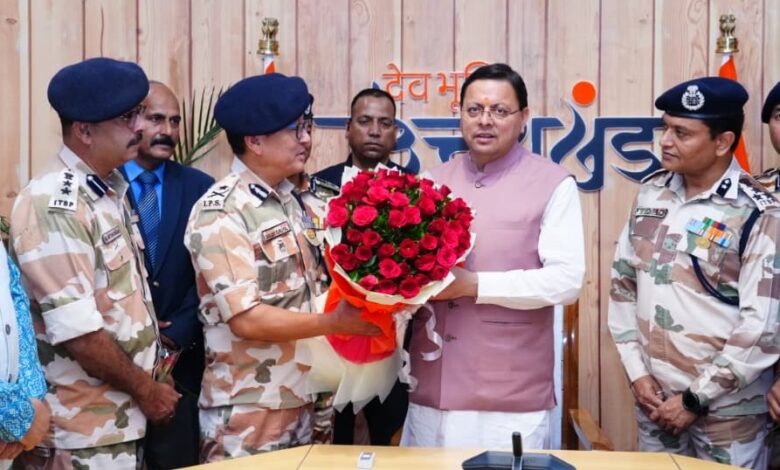 मुख्यमंत्री आवास में जुटे विधायक, मंत्री और नौकरशाह, दी बधाई 