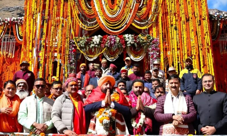 राज्यपाल ने बदरीनाथ धाम पहुंचकर की पूजा अर्चना, राज्य और देश की सुख समृद्धि की कामना की राज्यपाल ने बदरीनाथ धाम पहुंचकर की पूजा अर्चना, राज्य और देश की सुख समृद्धि की कामना की