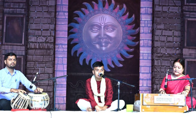 विरासत साधना में प्रतिभाशाली छात्र-छात्राओं की स्वर प्रस्तुति से भक्ति रस में झूमे श्रोतागण