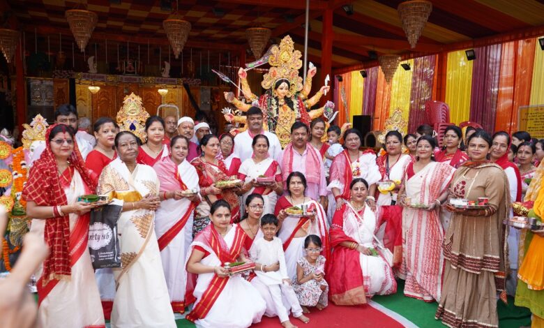 सिन्दूर खेला के बाद मां की बिदाई ! हरिद्वार में मूर्ति बिसर्जन