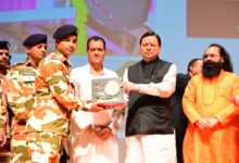 मुख्यमंत्री धामी ने आपदा में सहयोग वाले कर्मियों को किया सम्मानित मुख्यमंत्री धामी ने आपदा में सहयोग वाले कर्मियों को किया सम्मानित