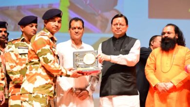 मुख्यमंत्री धामी ने आपदा में सहयोग वाले कर्मियों को किया सम्मानित