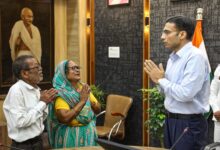 70 वर्षीय बुजुर्गों से अपने तीन नौनिहालों वाले बेटे बहु को बेदखल न करने का डीएम ने किया आग्रह 70 वर्षीय बुजुर्गों से अपने तीन नौनिहालों वाले बेटे बहु को बेदखल न करने का डीएम ने किया आग्रह