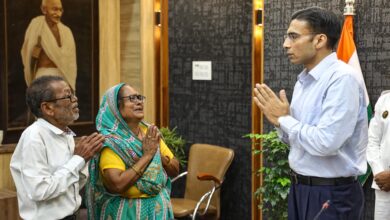 70 वर्षीय बुजुर्गों से अपने तीन नौनिहालों वाले बेटे बहु को बेदखल न करने का डीएम ने किया आग्रह