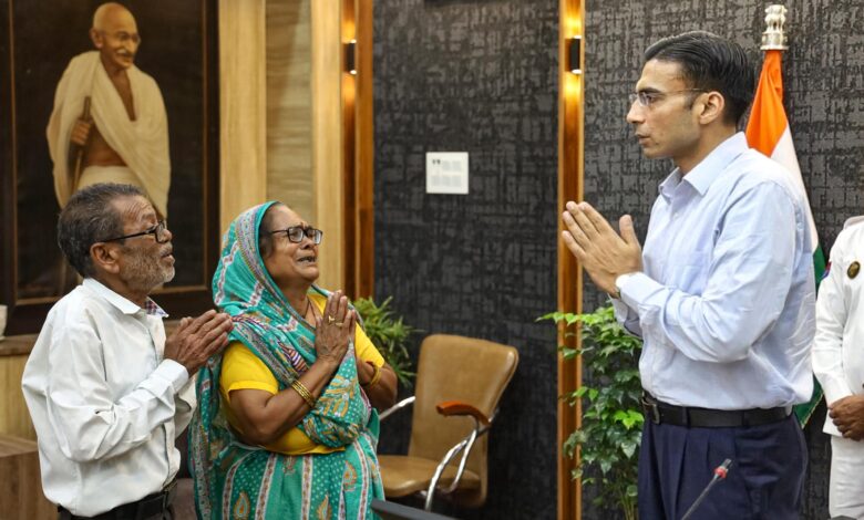 70 वर्षीय बुजुर्गों से अपने तीन नौनिहालों वाले बेटे बहु को बेदखल न करने का डीएम ने किया आग्रह