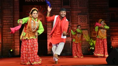 विरासत में रेनू बाला के गढ़वाली गीत पर जमकर झूमे लोग विरासत में रेनू बाला के गढ़वाली गीत पर जमकर झूमे लोग