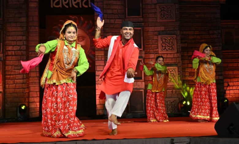 विरासत में रेनू बाला के गढ़वाली गीत पर जमकर झूमे लोग