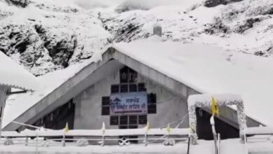 बर्फ के आगोश में समाया सबसे ऊंचा गुरुद्वारा हेमकुंड साहिब