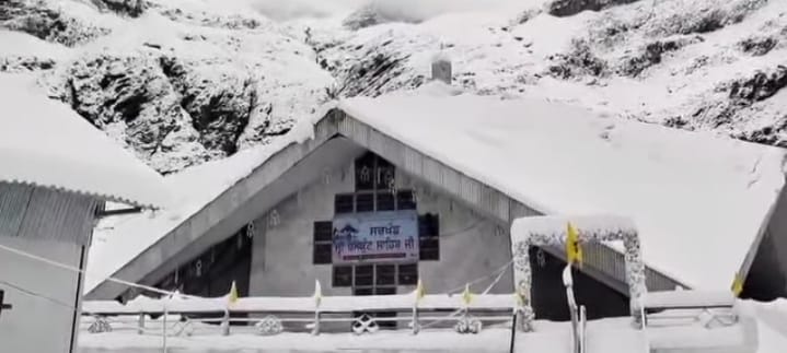 बर्फ के आगोश में समाया सबसे ऊंचा गुरुद्वारा हेमकुंड साहिब