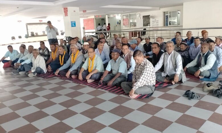 क्रमिक अनशन पर बैठे सेवानिवृत कर्मचारी