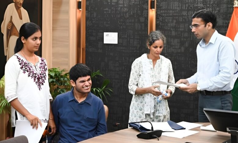 दुखयारी विधवा शोभा को आईसीआईसीआई बैंक ने लौटाए घर के कागजात; परिवार सहित धन्यवाद देने कलेक्ट्रेट पंहुची शोभा