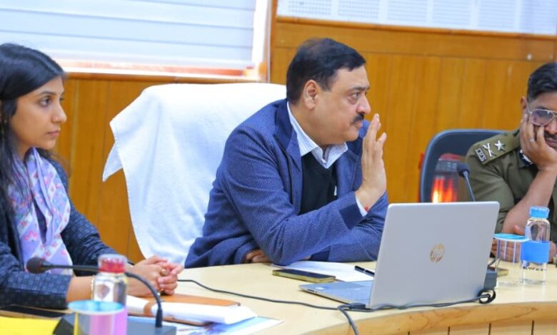 आयुक्त ने आपदा कार्यों की समीक्षा की, प्रशासन द्वारा त्वरित राहत एवं पुनर्निर्माण कार्यों पर जताया संतोष