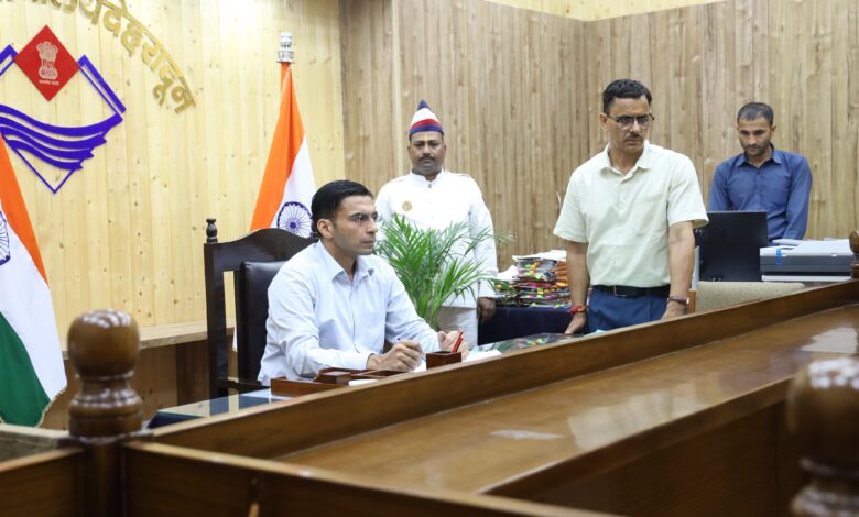 तैस में आकर लहराया शस्त्र; जिलाधिकारी सविन बंसल ने शस्त्र जब्त करते हुए लाईसेंस निलम्बित कर दिया