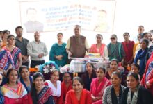 शत प्रतिशत आंगनबाड़ी केन्द्रों को दी गयी पठन-पाठन एवं खेल सामाग्री: जोशी शत प्रतिशत आंगनबाड़ी केन्द्रों को दी गयी पठन-पाठन एवं खेल सामाग्री: जोशी