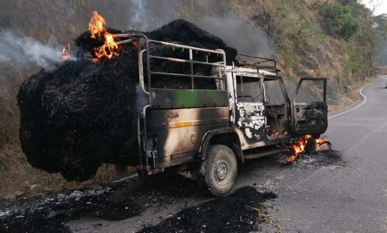 पुराली भरी पिकअप में लगी आग