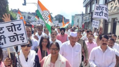 पेपरलीक मामले में कांग्रेसियों ने किया सीएम आवास का घेराव