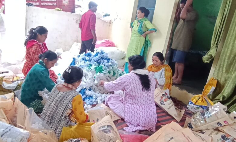समूह की महिलाओं ने तैयार की दिवाली के लिए एलइडी लाइट