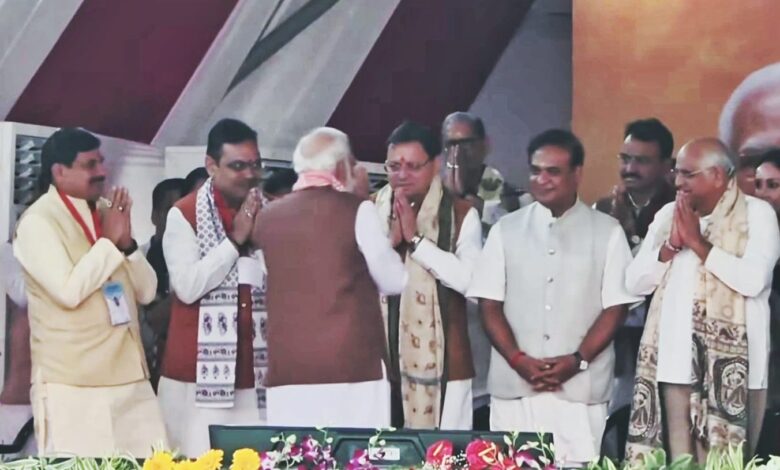 मुख्यमंत्री धामी पटना (बिहार) में नवनिर्वाचित सरकार के शपथ ग्रहण समारोह में हुए शामिल