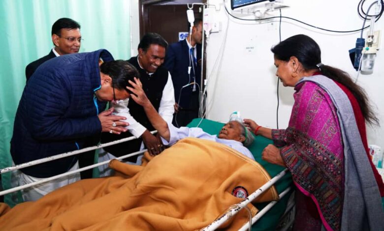 सीएम धामी ने पूर्व विधायक देशराज कर्णवाल की माताजी का जाना हालचाल