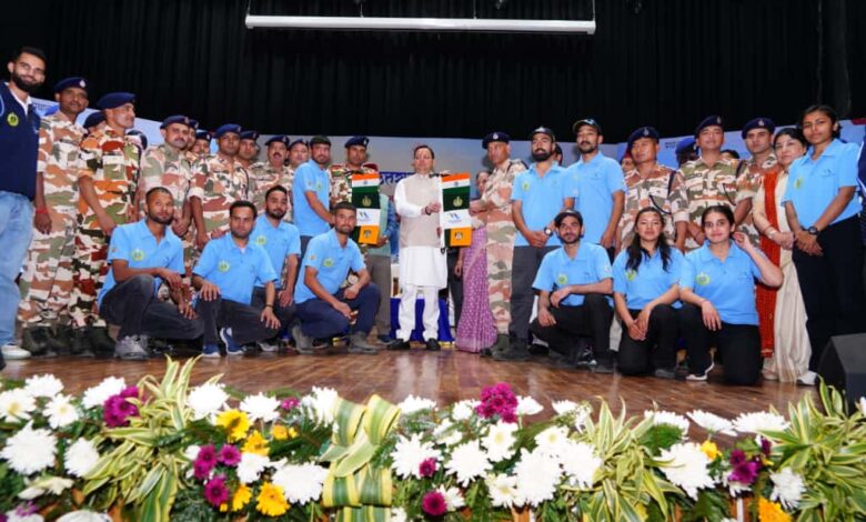 मुख्यमंत्री ने फोटो प्रदर्शनी प्रतियोगिता के विजेताओं को पुरस्कार प्रदान कर उन्हें सम्मानित किया