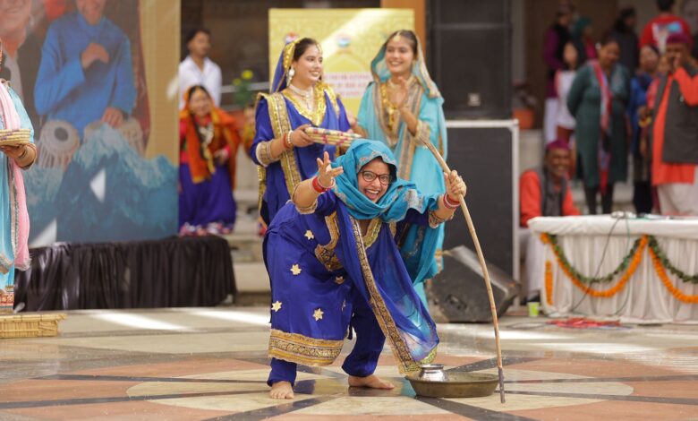 हिमालयी संस्कृतियों के समागम में बिखरी लोकनृत्यों व गीतों की छटा