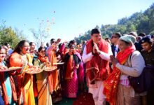 मां के साथ पैतृक गांव पहुंच भावुक हुए सीएम धामी मां के साथ पैतृक गांव पहुंच भावुक हुए सीएम धामी