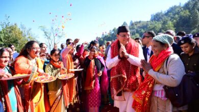 मां के साथ पैतृक गांव पहुंच भावुक हुए सीएम धामी