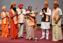 राष्ट्रपति द्रौपदी मुर्मु ने पतंजलि विश्वविद्यालय हरिद्वार के द्वितीय दीक्षांत समारोह में स्वर्ण पदक प्राप्त विद्यार्थियों को किया सम्मानित
