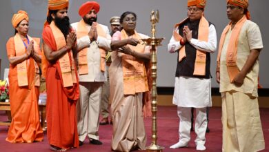 राष्ट्रपति द्रौपदी मुर्मु ने पतंजलि विश्वविद्यालय हरिद्वार के द्वितीय दीक्षांत समारोह में स्वर्ण पदक प्राप्त विद्यार्थियों को किया सम्मानित