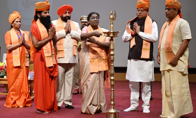 राष्ट्रपति द्रौपदी मुर्मु ने पतंजलि विश्वविद्यालय हरिद्वार के द्वितीय दीक्षांत समारोह में स्वर्ण पदक प्राप्त विद्यार्थियों को किया सम्मानित