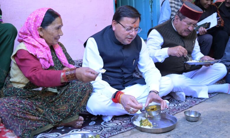 लोकपर्व इगास पर रुद्रप्रयाग के आपदा प्रभावित परिवारों के बीच पहुँचे मुख्यमंत्री पुष्कर सिंह धामी