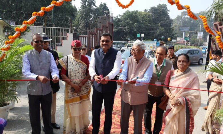 मुख्य सचिव आनंद वर्द्धन ने पुस्तक मेले का किया उद्घाटन