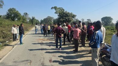 खनन सामग्री से भरे ट्रैक्टर ने बाइक पर सवार युवक को कुचला