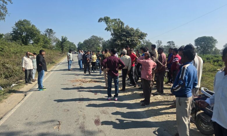 खनन सामग्री से भरे ट्रैक्टर ने बाइक पर सवार युवक को कुचला