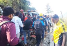कोलूखेत के पास बाइकसवार पिता-पुत्र खाई में गिरे, एक की मौत