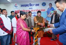 विधानसभा अध्यक्ष ऋतु खण्डूडी भूषण ने  दो दिवसीय संगोष्ठी “स्थायी रोजगार सृजन – विकसित उत्तराखंड का आधार” का दीप प्रज्वलित कर शुभारंभ किया