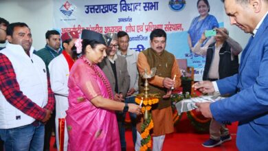 विधानसभा अध्यक्ष ऋतु खण्डूडी भूषण ने  दो दिवसीय संगोष्ठी “स्थायी रोजगार सृजन – विकसित उत्तराखंड का आधार” का दीप प्रज्वलित कर शुभारंभ किया