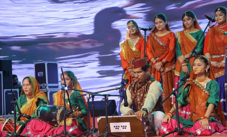 युवा महोत्सव के दूसरे दिन स्पोर्ट्सटेक हैकाथॉन, मुर्गाझपट एवं दर्शन फर्सवाण के सुरों ने बांधा समा