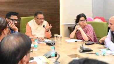 औद्यानिक परिषद सभागार में विभागीय अधिकारियों के साथ कृषि एवं उद्यान विभाग के लंबित प्रकरणों के निराकरण के संबंध में कृषि मंत्री गणेश जोशी ने ली बैठक