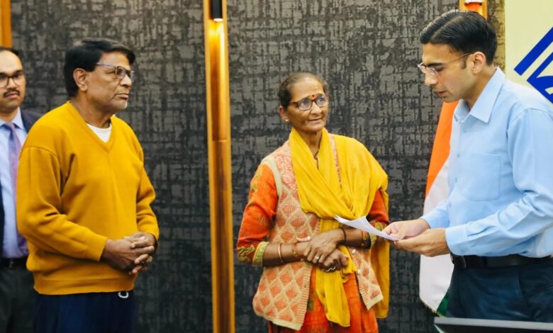 बेटे कैंसर पीड़ित मॉ- बाप को कर रहे थे घर से बेदखल; डीएम करेंगे जिला बदर