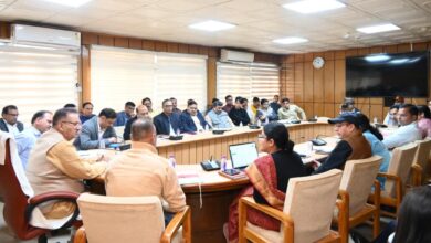 कैबिनेट मंत्री जोशी ने जल संस्थान, पेयजल निगम, लोक निर्माण विभाग व सिंचाई आदि विभागों के अधिकारियों के साथ की बैठक