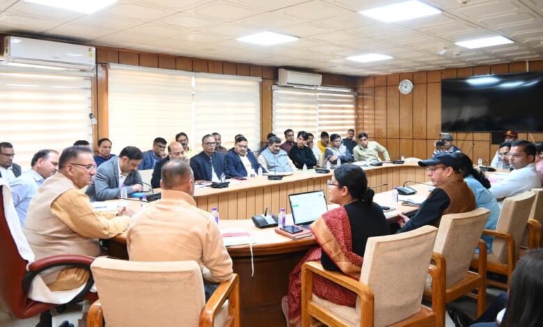 कैबिनेट मंत्री जोशी ने जल संस्थान, पेयजल निगम, लोक निर्माण विभाग व सिंचाई आदि विभागों के अधिकारियों के साथ की बैठक