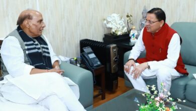 सीएम धामी ने केंद्रीय रक्षा मंत्री राजनाथ सिंह से की शिष्टाचार भेंट