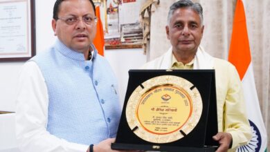 स्व. साहित्यकार शैलेश मटियानी को “उत्तराखण्ड गौरव सम्मान–2025” मुख्यमंत्री ने उनके पुत्र राकेश मटियानी को सौंपा सम्मान