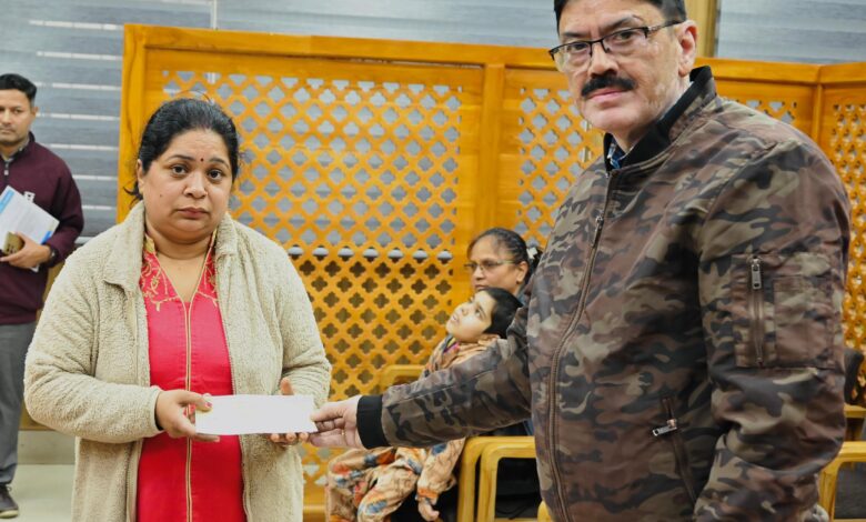 13 वर्षीय दिव्यांग भव्य चलने- फिरने, बोलने में है असमर्थ, जिला प्रशासन ने दी वाहन के लिए आर्थिक सहायता