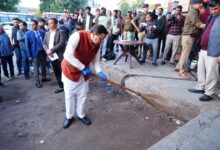 मुख्यमंत्री धामी का आईएसबीटी देहरादून में औचक निरीक्षण, गंदगी देखकर खुद उठाई झाड़ू