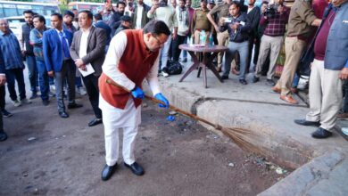 मुख्यमंत्री धामी का आईएसबीटी देहरादून में औचक निरीक्षण, गंदगी देखकर खुद उठाई झाड़ू मुख्यमंत्री धामी का आईएसबीटी देहरादून में औचक निरीक्षण, गंदगी देखकर खुद उठाई झाड़ू
